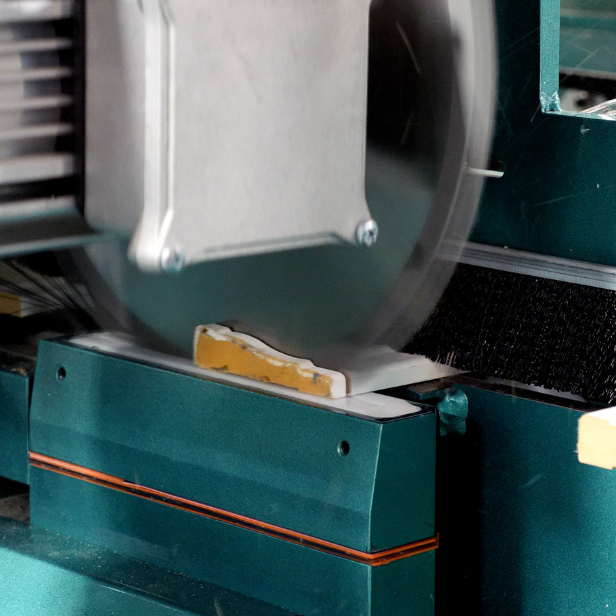 A saw blade mitering casing