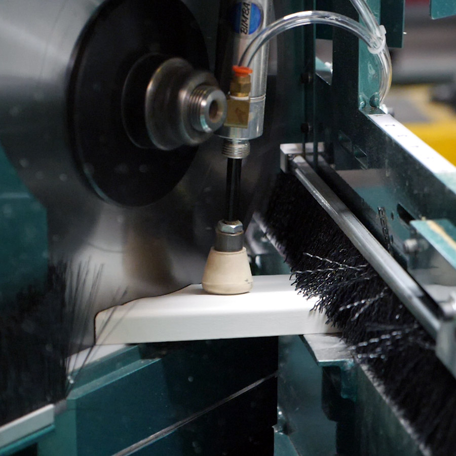 The casing clamp beside the saw blade